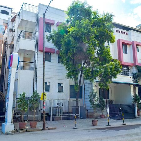 Oyo 5934 Lokaz Hotel Бангалор Екстериор снимка