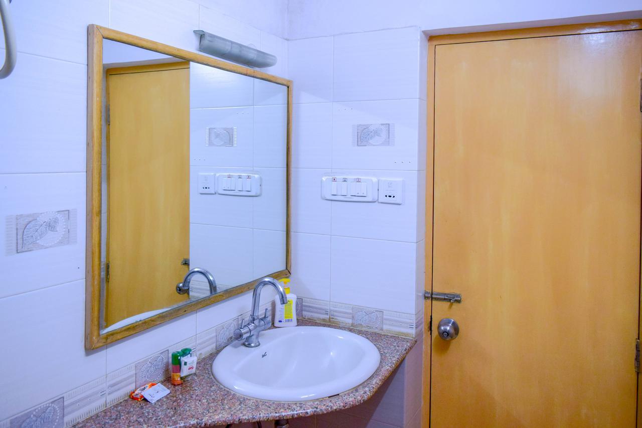 Oyo 5934 Lokaz Hotel Бангалор Екстериор снимка
