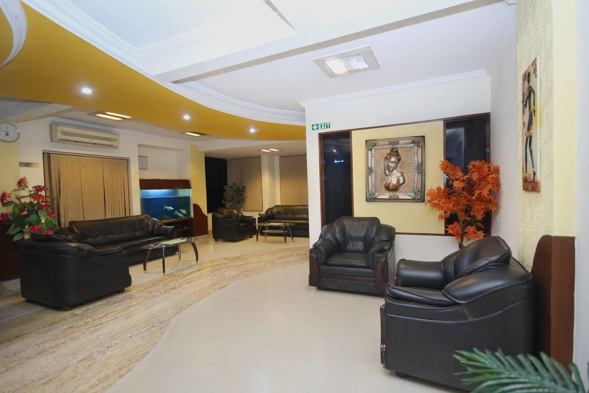 Oyo 5934 Lokaz Hotel Бангалор Екстериор снимка