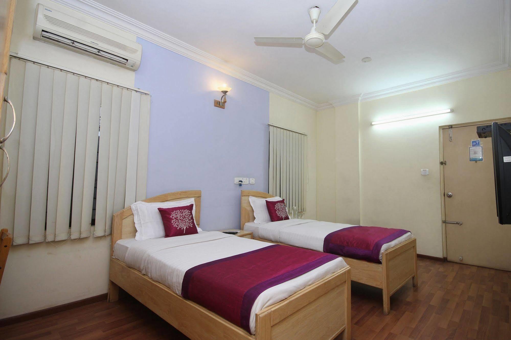 Oyo 5934 Lokaz Hotel Бангалор Екстериор снимка
