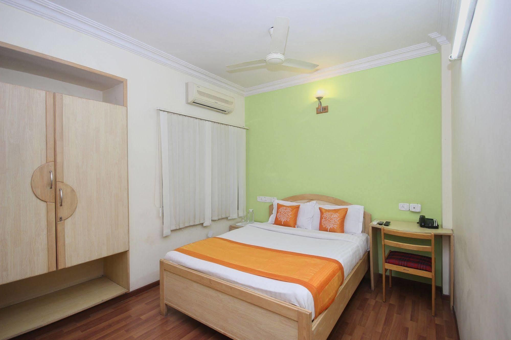 Oyo 5934 Lokaz Hotel Бангалор Екстериор снимка
