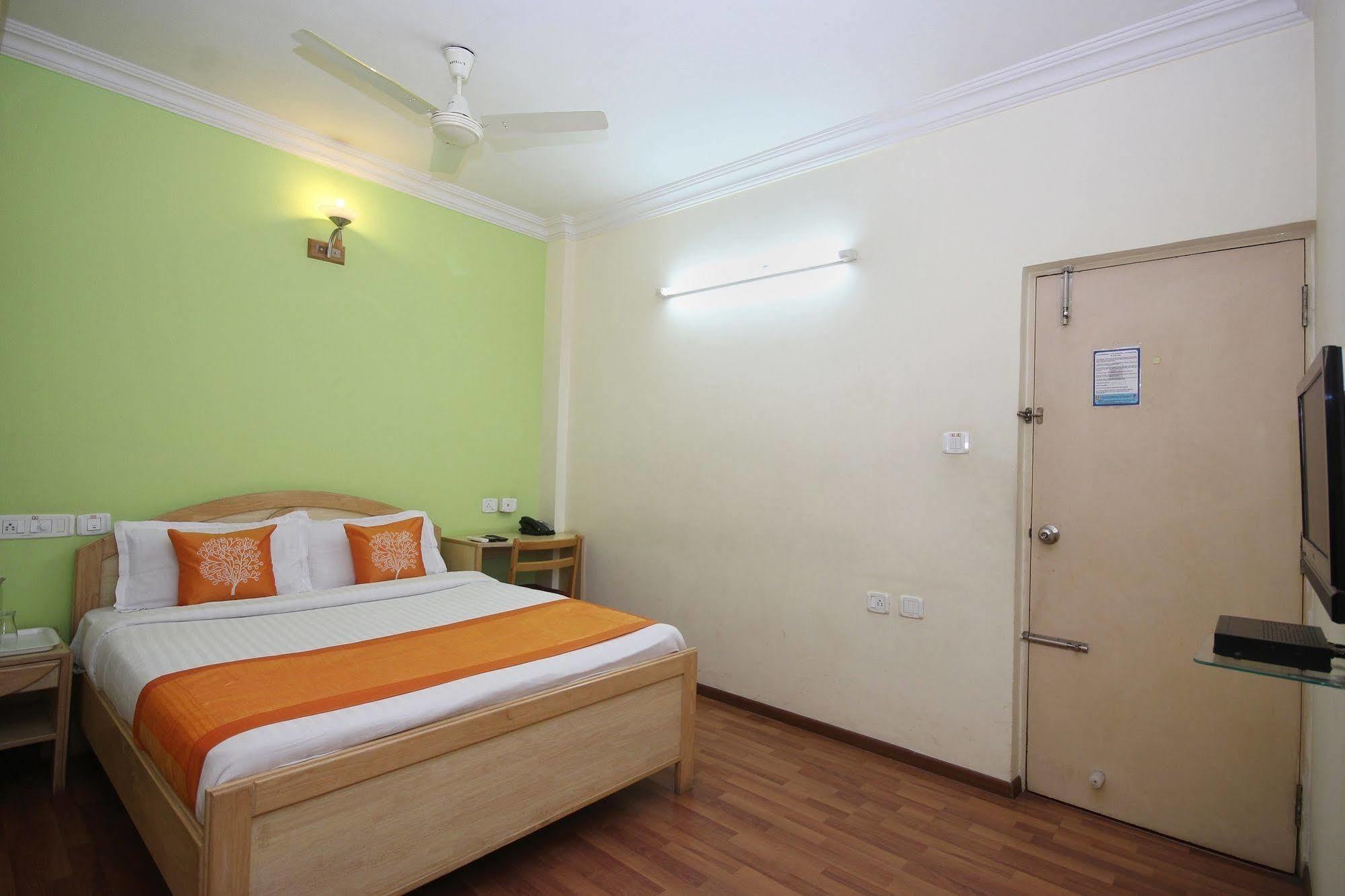 Oyo 5934 Lokaz Hotel Бангалор Екстериор снимка