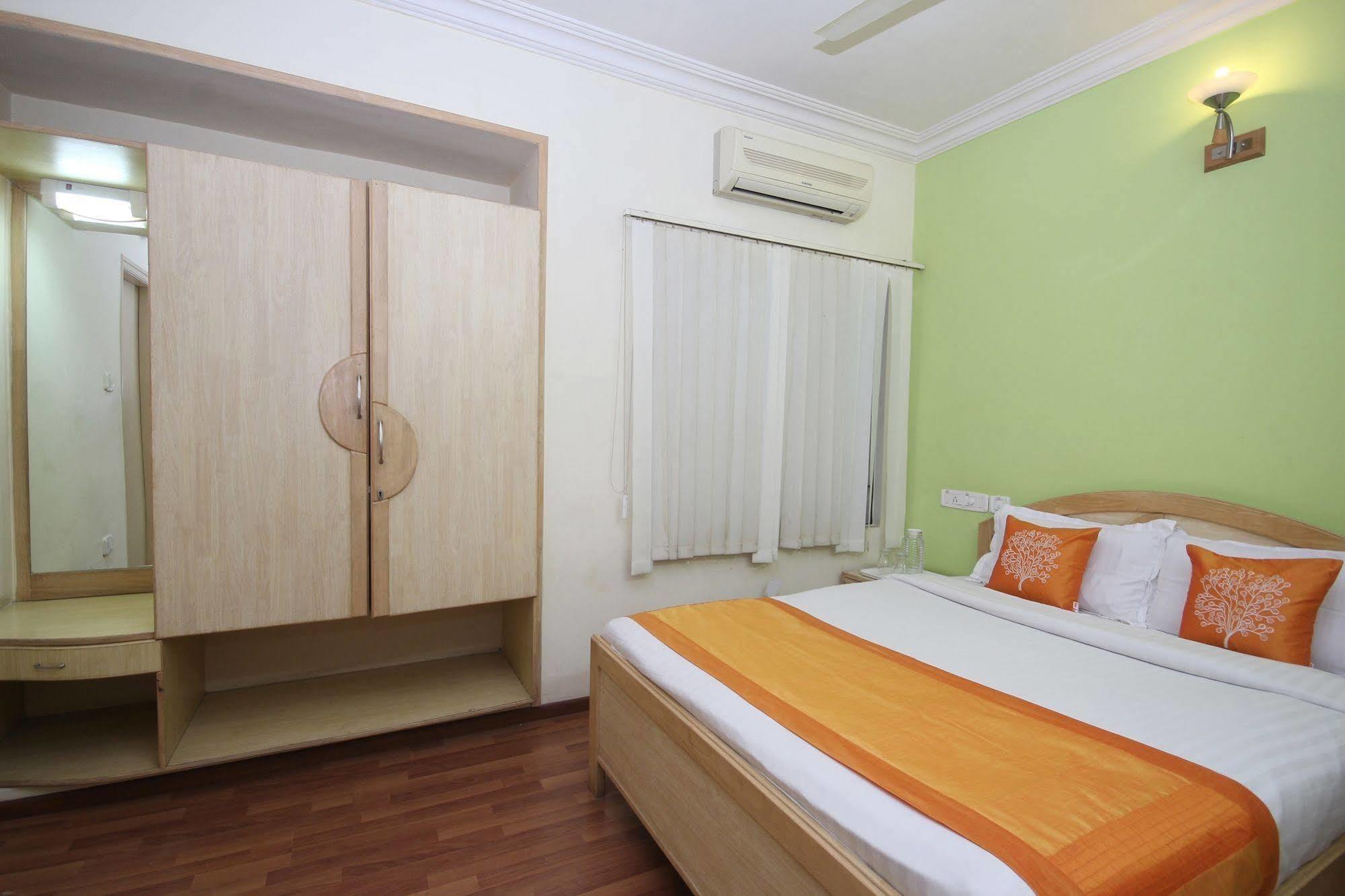 Oyo 5934 Lokaz Hotel Бангалор Екстериор снимка