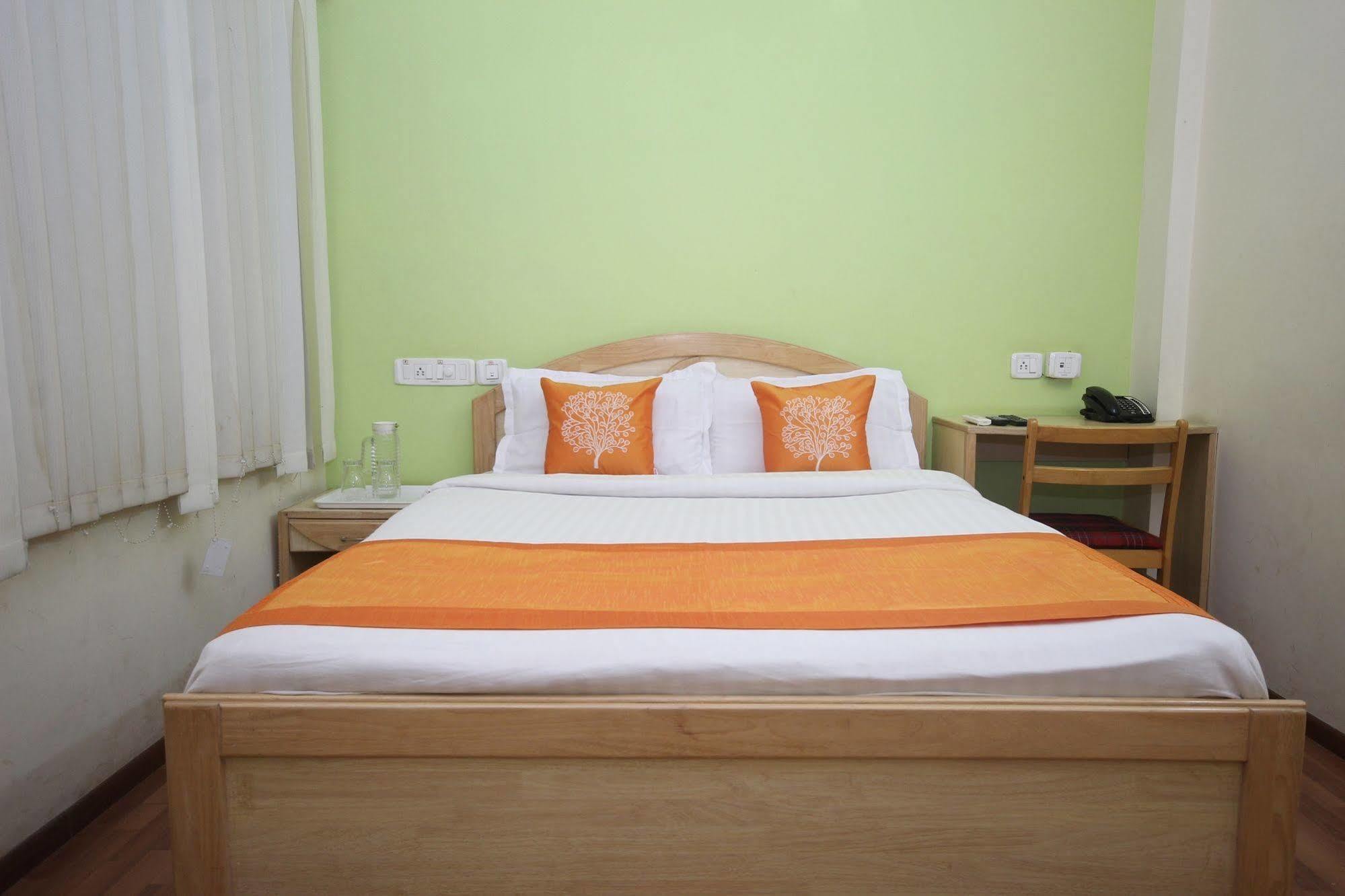 Oyo 5934 Lokaz Hotel Бангалор Екстериор снимка