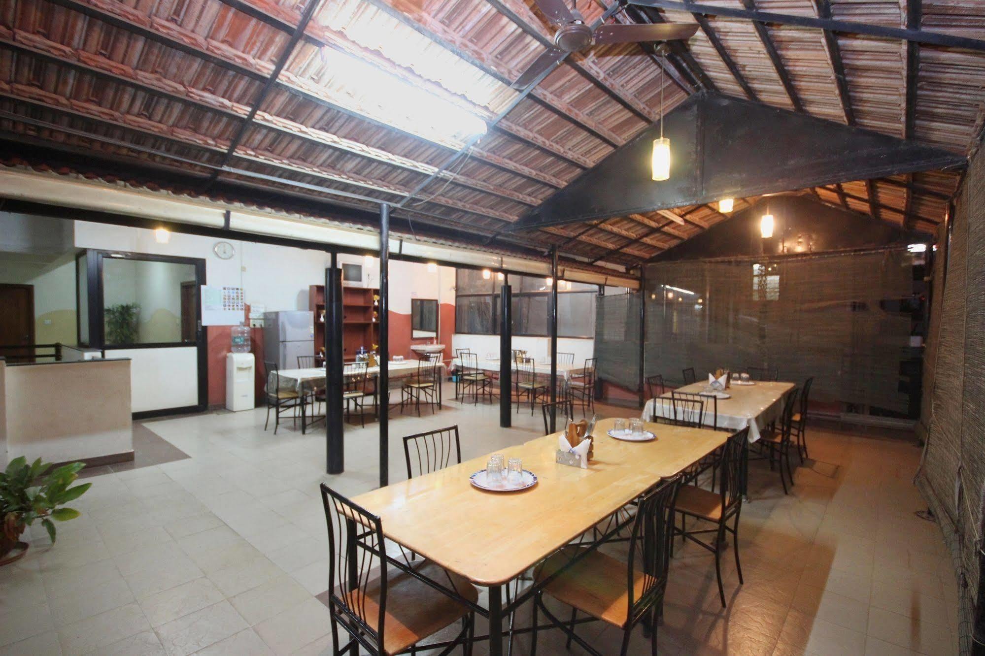 Oyo 5934 Lokaz Hotel Бангалор Екстериор снимка